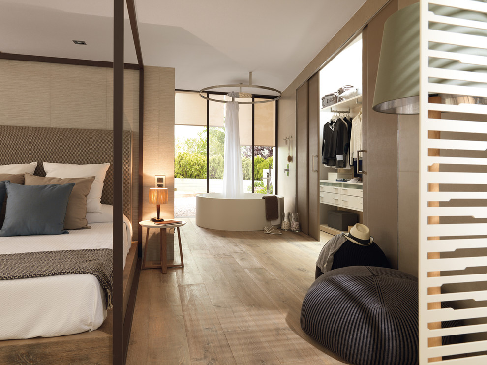 Großes Modernes Hauptschlafzimmer ohne Kamin mit brauner Wandfarbe, braunem Holzboden und braunem Boden in New York