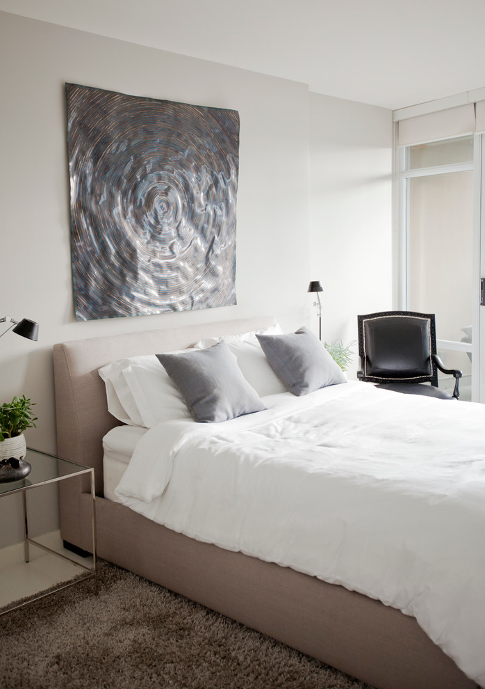 Ispirazione per una camera da letto minimal con pareti grigie