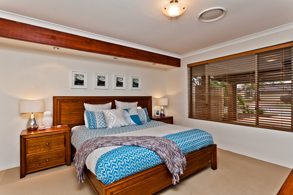 Modernes Schlafzimmer mit weißer Wandfarbe und Teppichboden in Perth