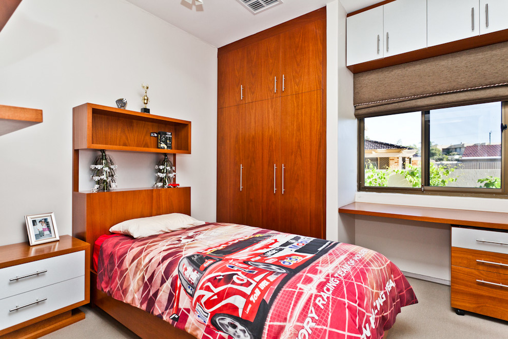 Modernes Schlafzimmer mit weißer Wandfarbe und Teppichboden in Perth