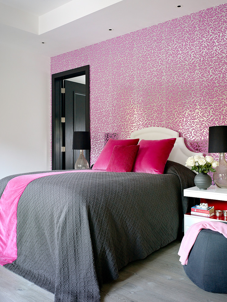 Aménagement d'une chambre grise et rose contemporaine avec un mur multicolore.
