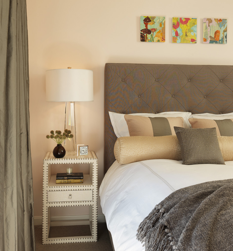 Immagine di una camera da letto contemporanea con pareti beige e moquette