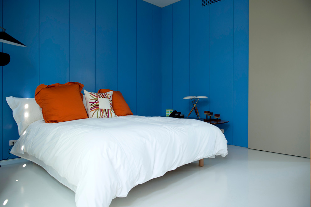 Свежая идея для дизайна: спальня в современном стиле с синими стенами - отличное фото интерьера