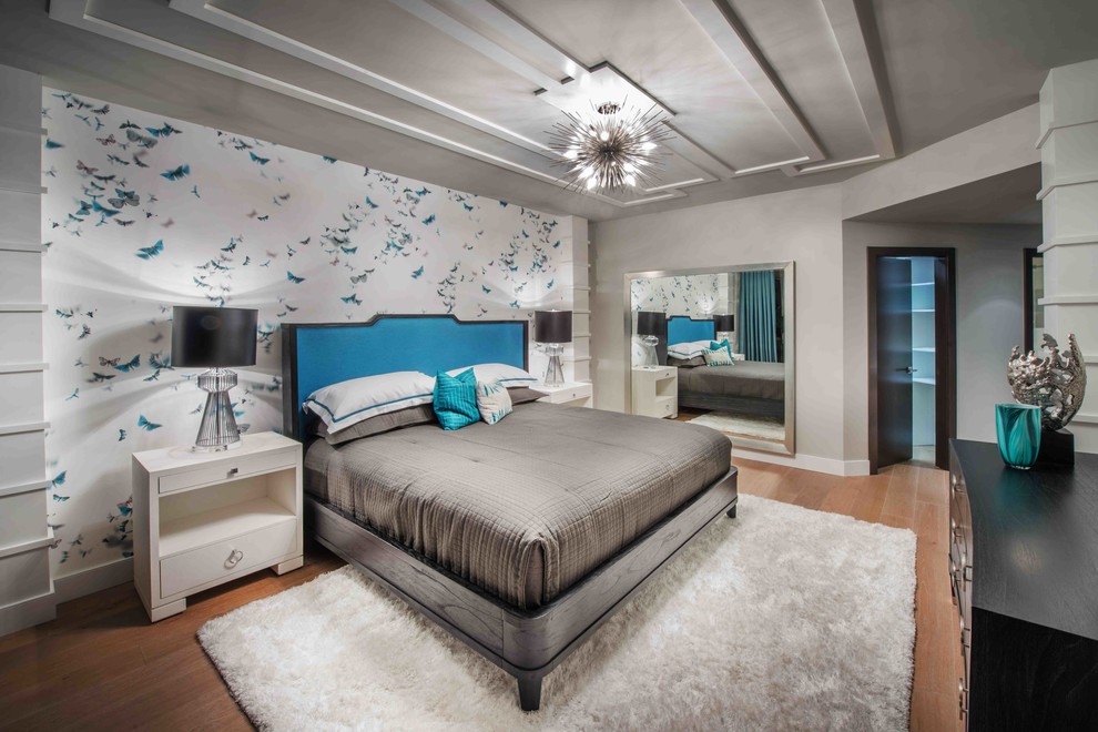 マイアミにある中くらいなコンテンポラリースタイルのおしゃれな主寝室 (グレーの壁、無垢フローリング、ベージュの床、アクセントウォール) のレイアウト