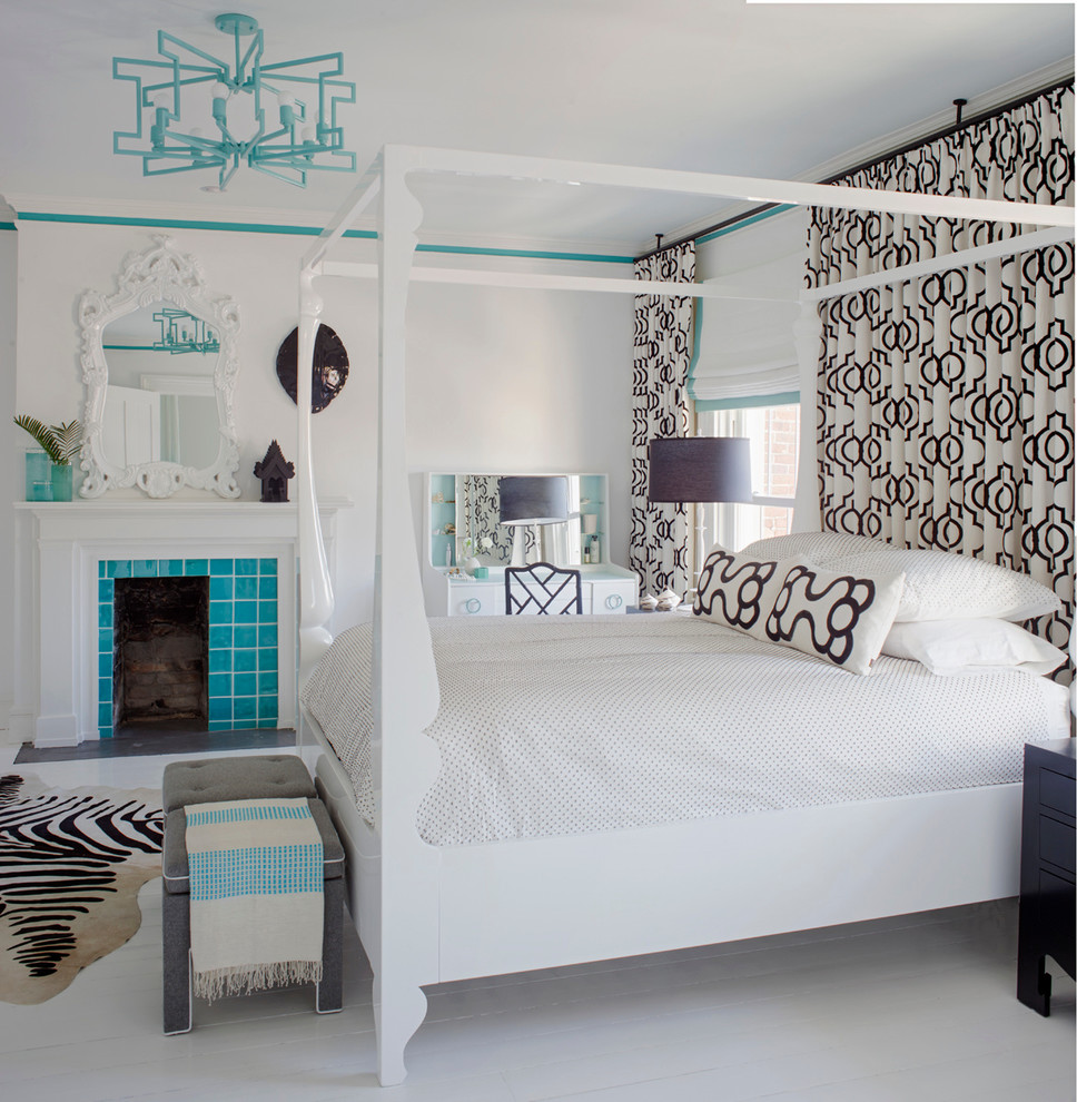Modernes Hauptschlafzimmer mit weißer Wandfarbe, gebeiztem Holzboden, Kamin, gefliester Kaminumrandung und weißem Boden in Sonstige