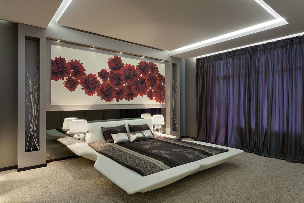 Modelo de dormitorio principal contemporáneo con paredes grises y moqueta