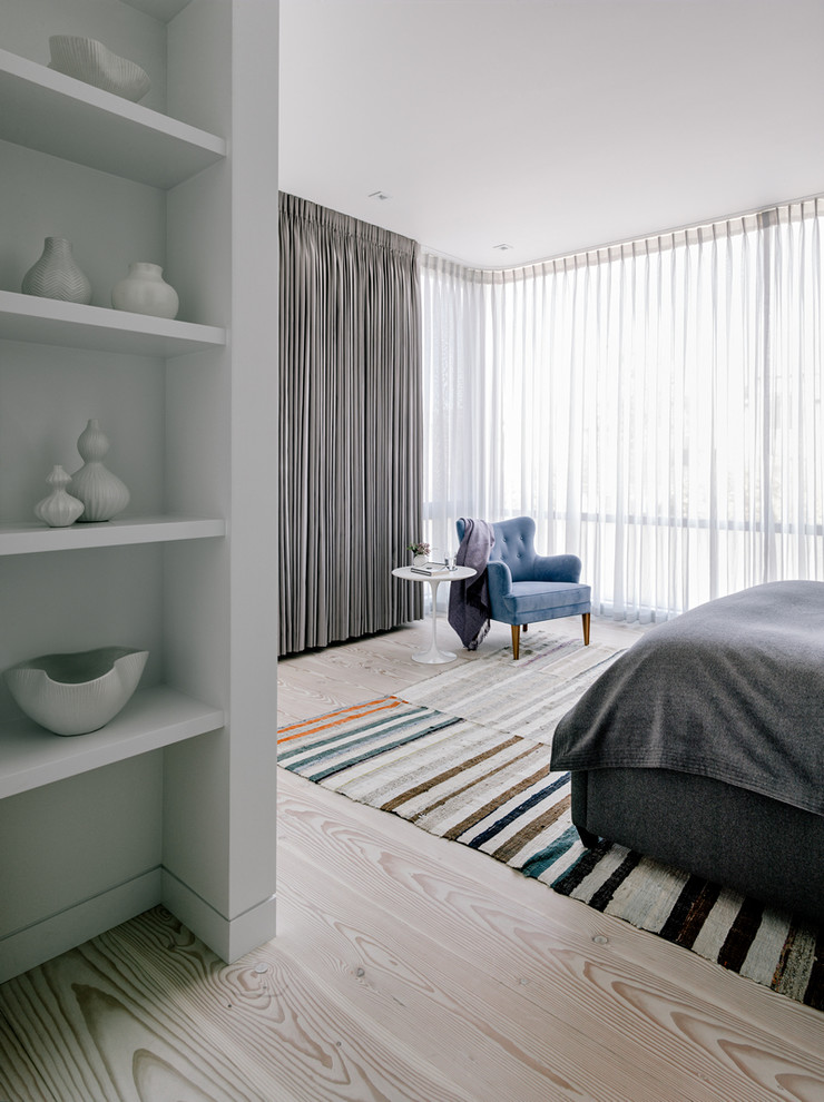 Idéer för minimalistiska sovrum, med vita väggar och ljust trägolv