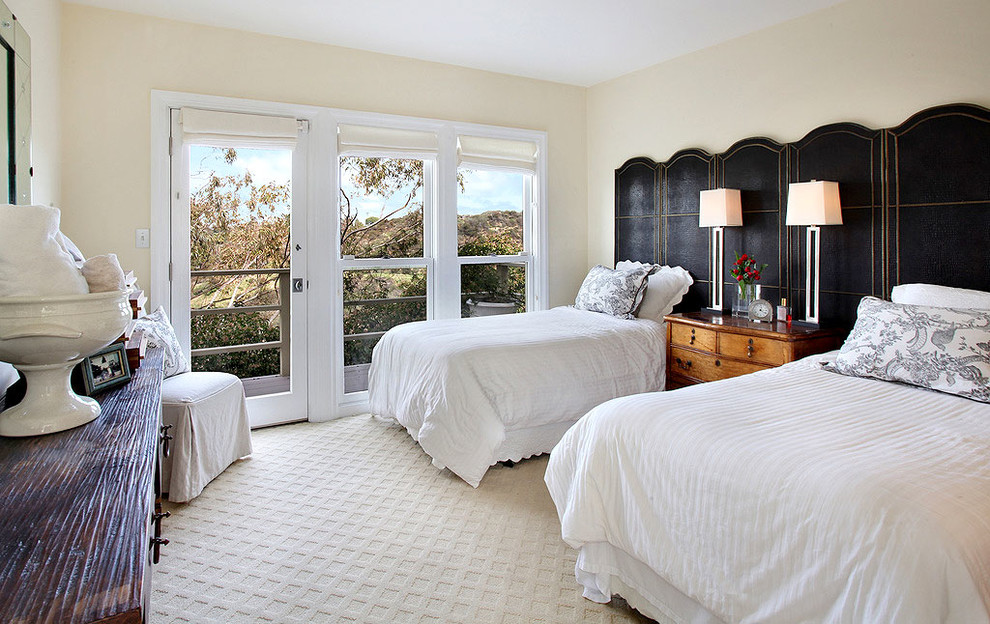 Modernes Schlafzimmer mit beiger Wandfarbe und Teppichboden in Los Angeles