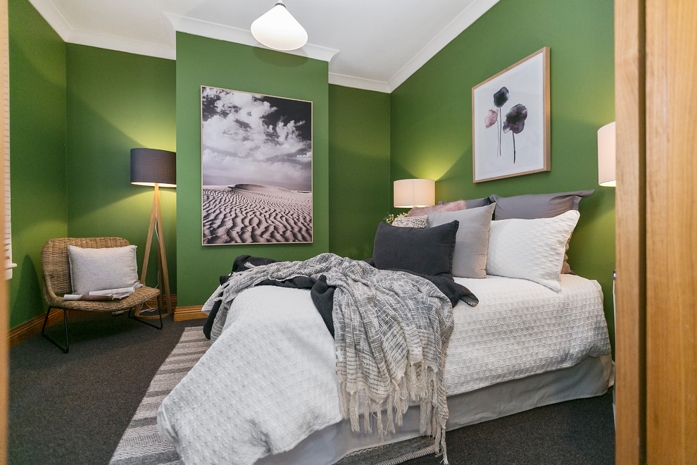 Foto på ett funkis sovrum, med gröna väggar, heltäckningsmatta och grått golv
