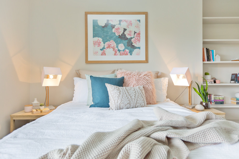 Foto de dormitorio contemporáneo con paredes beige