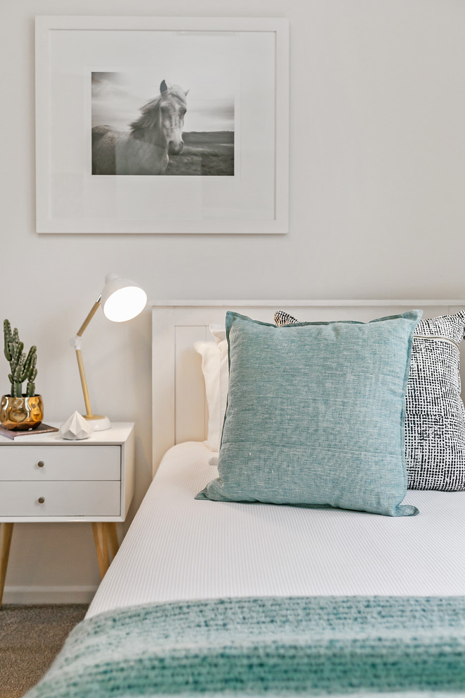 Стильный дизайн: спальня в современном стиле с белыми стенами и бежевым полом - последний тренд