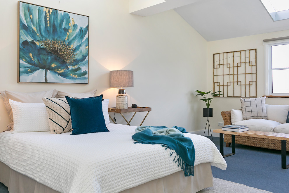 Ispirazione per una camera matrimoniale contemporanea con pareti beige, moquette e pavimento blu