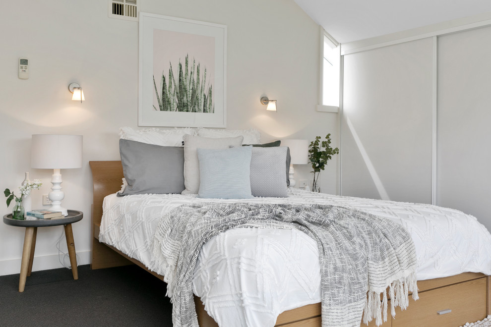 На фото: спальня в белых тонах с отделкой деревом в современном стиле с белыми стенами и черным полом