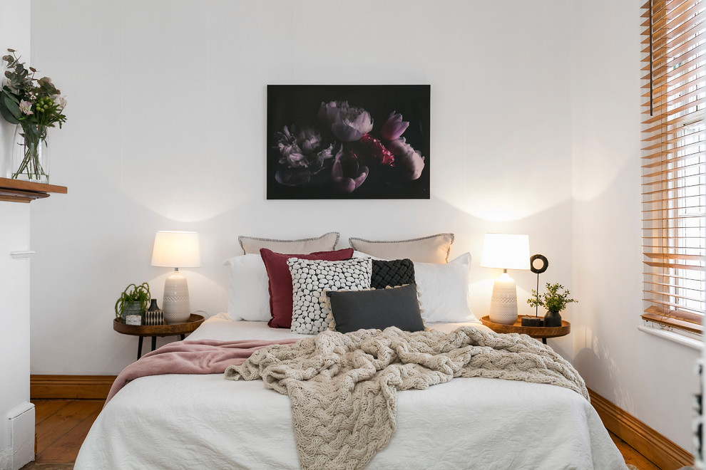 Modernes Schlafzimmer mit weißer Wandfarbe und braunem Holzboden in Hobart