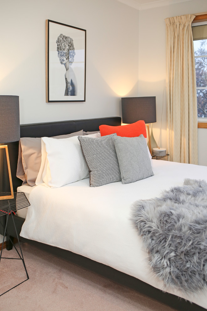 Источник вдохновения для домашнего уюта: хозяйская спальня в современном стиле с серыми стенами и ковровым покрытием