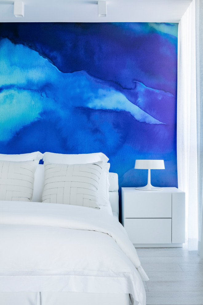 На фото: спальня в современном стиле с синими стенами, серым полом и обоями на стенах