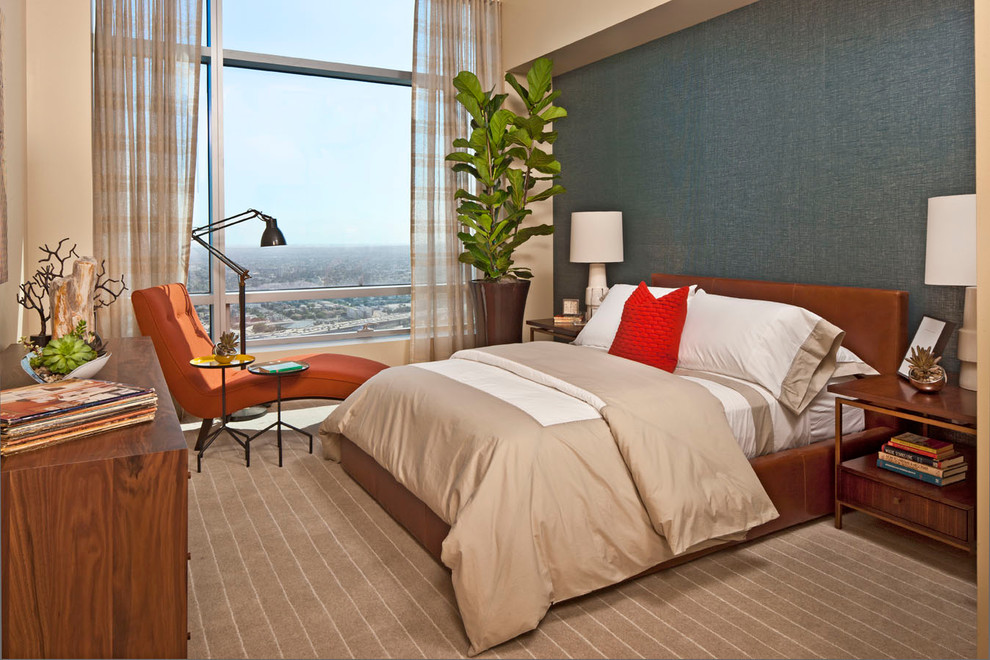 На фото: спальня в современном стиле с серыми стенами, ковровым покрытием и тюлем без камина