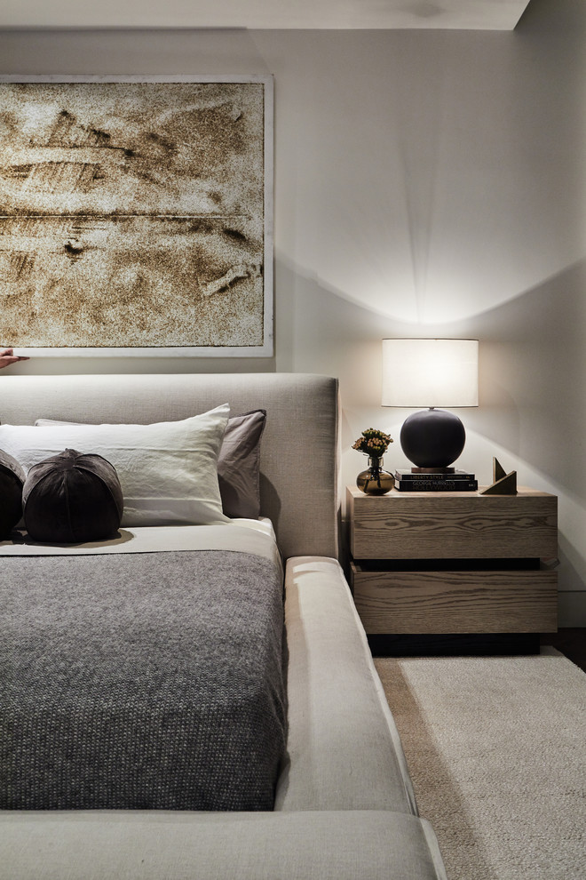 Идея дизайна: спальня в современном стиле с серыми стенами и бежевым полом
