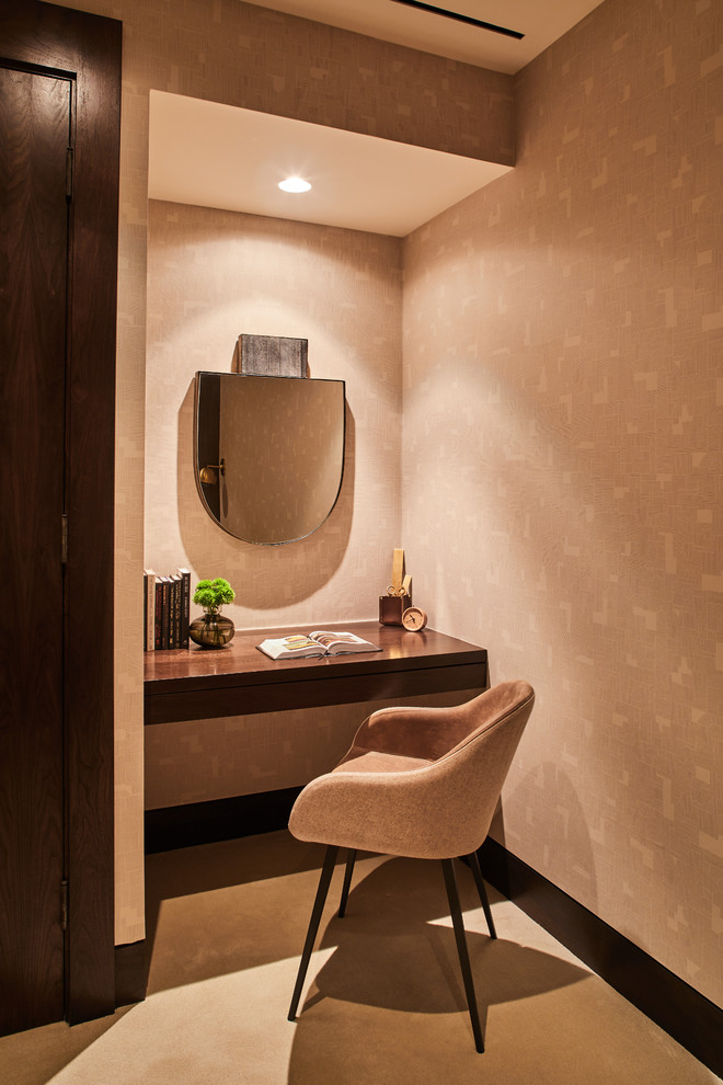 Inspiration pour une chambre avec moquette design avec un sol beige et un mur beige.
