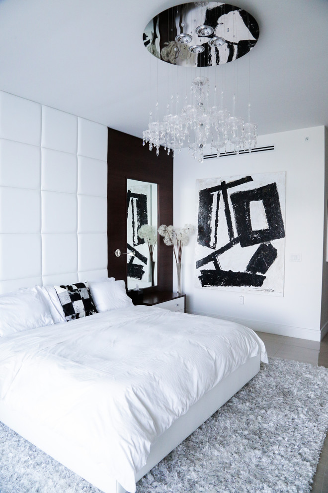 Стильный дизайн: спальня в современном стиле с белыми стенами - последний тренд