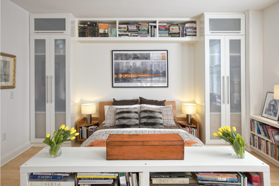 Mittelgroßes Modernes Gästezimmer ohne Kamin mit weißer Wandfarbe und hellem Holzboden in New York