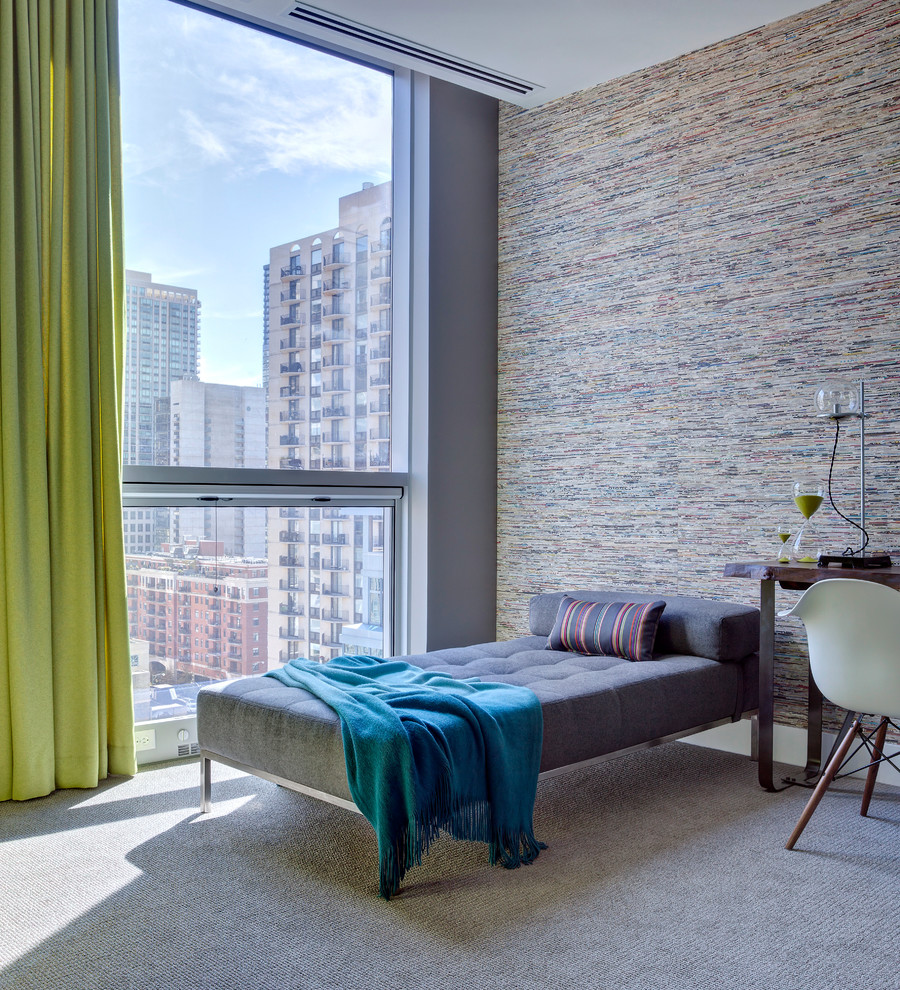 На фото: спальня в современном стиле с разноцветными стенами и ковровым покрытием без камина с