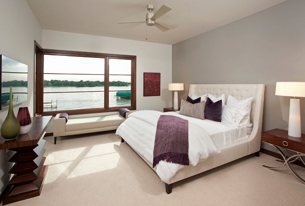 Ejemplo de dormitorio contemporáneo con paredes grises y moqueta