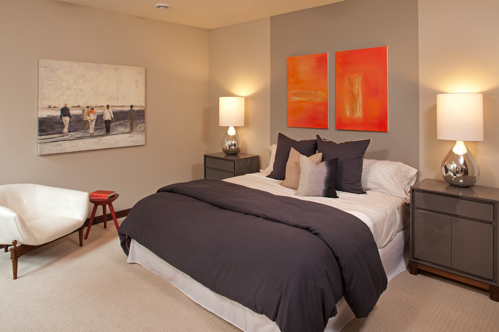 На фото: спальня в современном стиле с серыми стенами и акцентной стеной с
