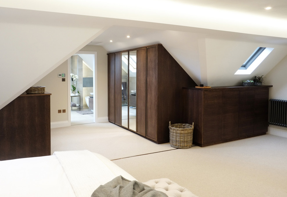 他の地域にある広いコンテンポラリースタイルのおしゃれな主寝室 (白い壁、カーペット敷き、白い床) のレイアウト