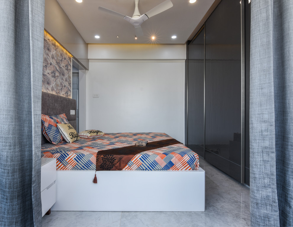 Réalisation d'une chambre parentale design de taille moyenne avec un mur blanc et un sol gris.
