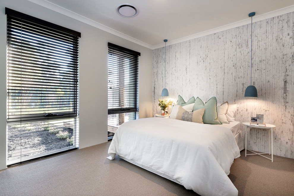 Пример оригинального дизайна: гостевая спальня (комната для гостей) в современном стиле с бежевыми стенами, ковровым покрытием, коричневым полом и акцентной стеной
