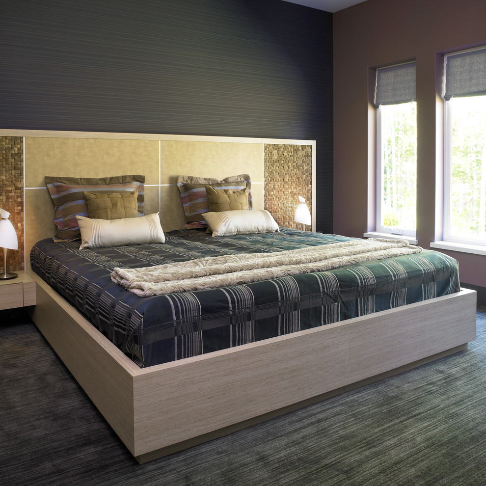Стильный дизайн: спальня в современном стиле с черными стенами, ковровым покрытием и акцентной стеной - последний тренд