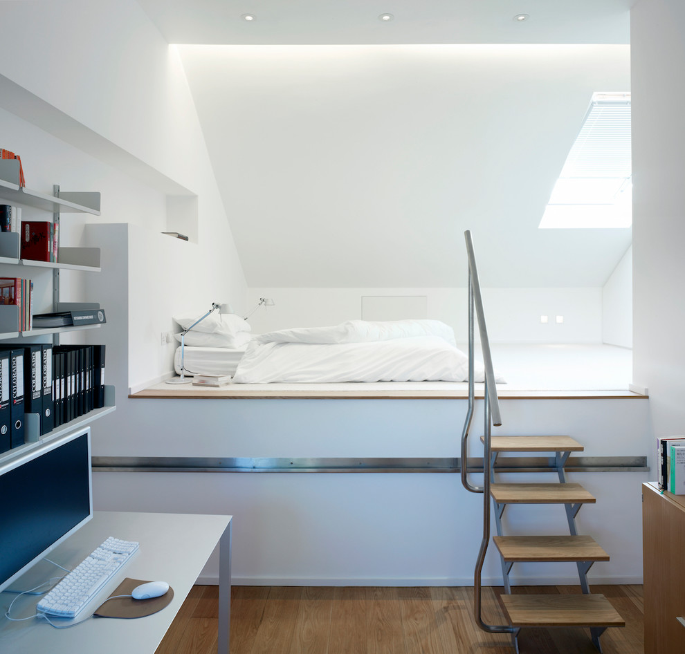 Стильный дизайн: спальня на антресоли в современном стиле с белыми стенами, паркетным полом среднего тона и коричневым полом - последний тренд
