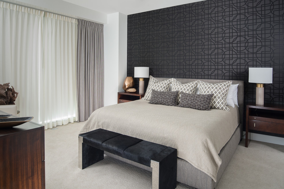 На фото: хозяйская спальня в современном стиле с черными стенами, ковровым покрытием и бежевым полом без камина