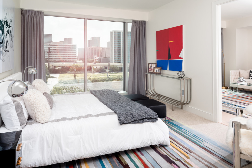 Modelo de dormitorio actual con paredes blancas, moqueta y suelo beige