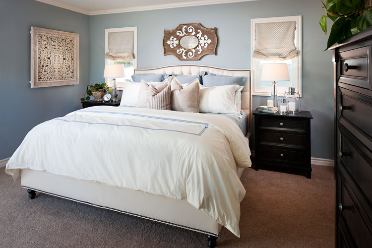 Свежая идея для дизайна: хозяйская спальня среднего размера в современном стиле с синими стенами и ковровым покрытием - отличное фото интерьера