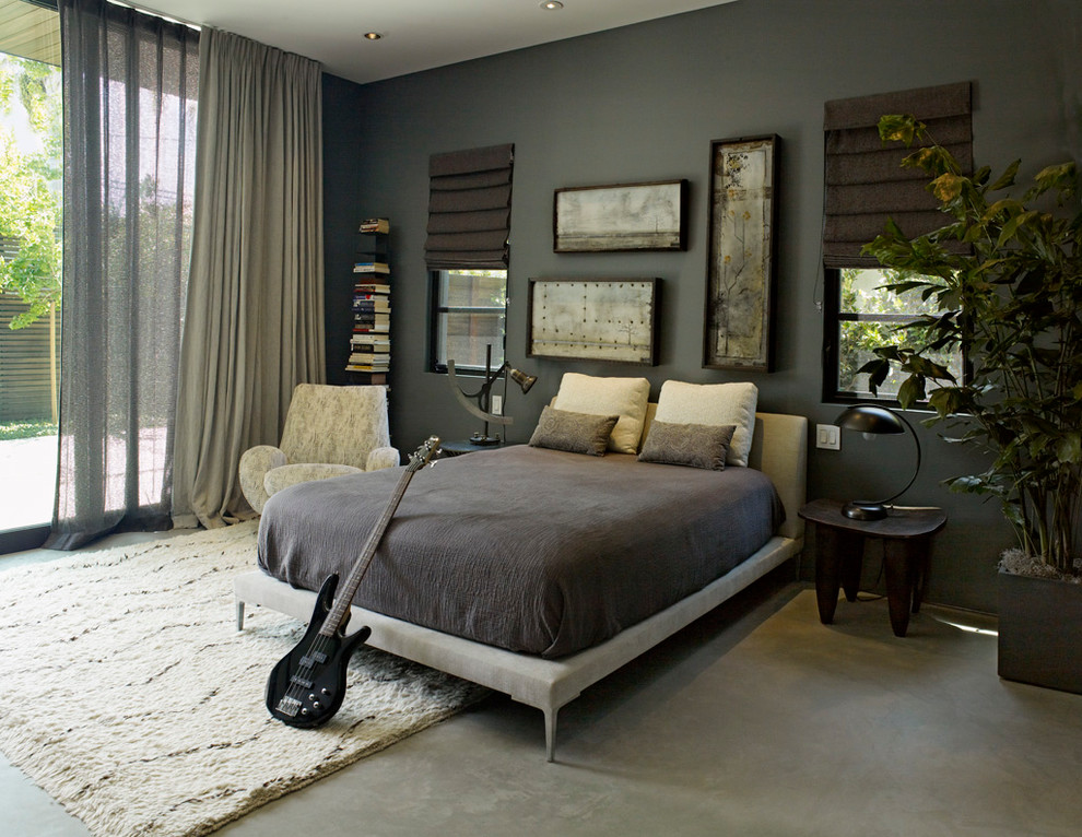 ロサンゼルスにあるコンテンポラリースタイルのおしゃれな寝室 (グレーの壁、コンクリートの床、グレーとブラウン) のインテリア