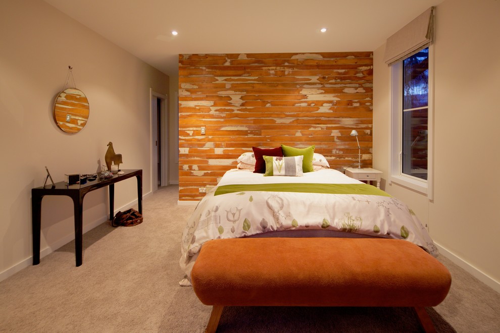 オークランドにあるコンテンポラリースタイルのおしゃれな寝室 (ベージュの壁、カーペット敷き)