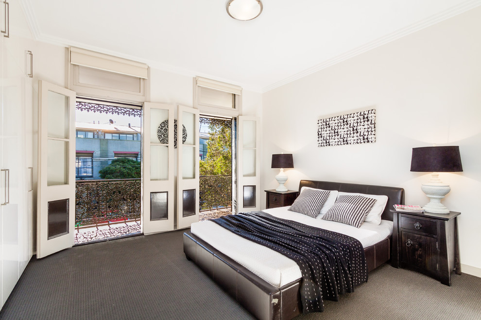 シドニーにある中くらいなコンテンポラリースタイルのおしゃれな寝室 (カーペット敷き、白い壁、グレーとブラウン) のレイアウト