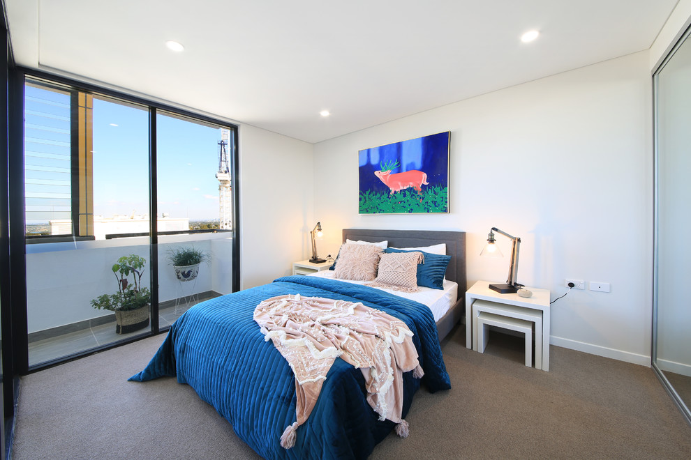 Mittelgroßes Modernes Schlafzimmer mit weißer Wandfarbe, Teppichboden und grauem Boden in Sydney