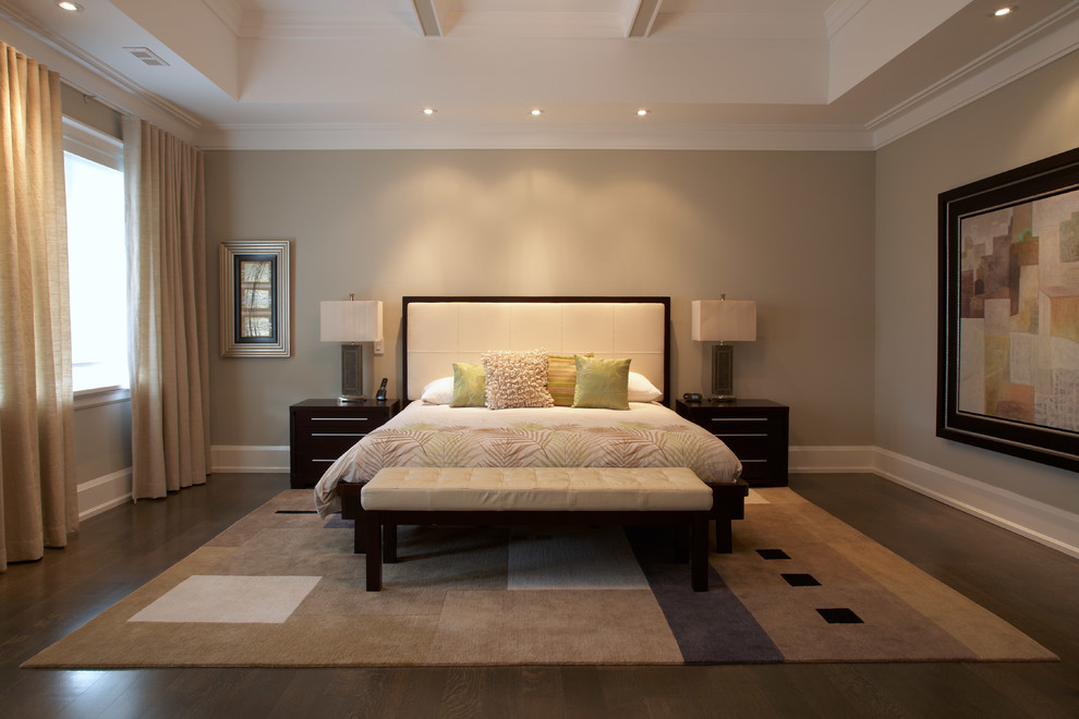 Imagen de dormitorio principal actual con paredes beige, suelo de madera oscura y suelo marrón