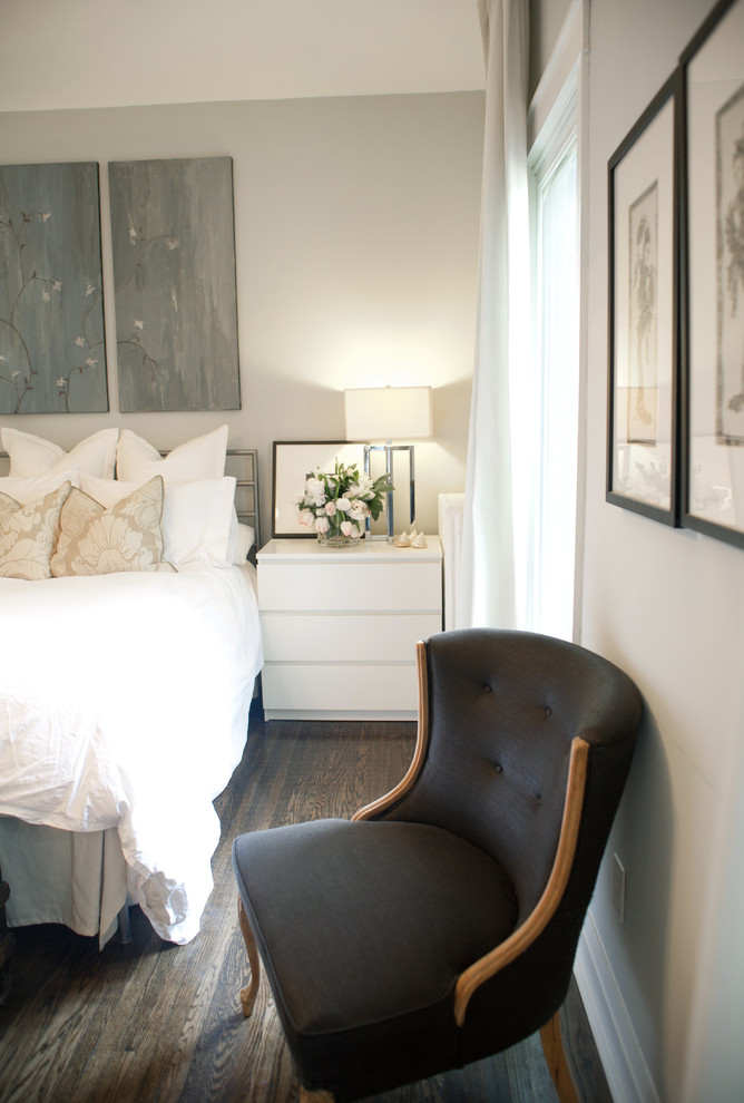 Diseño de habitación de invitados contemporánea pequeña sin chimenea con paredes grises y suelo de madera oscura