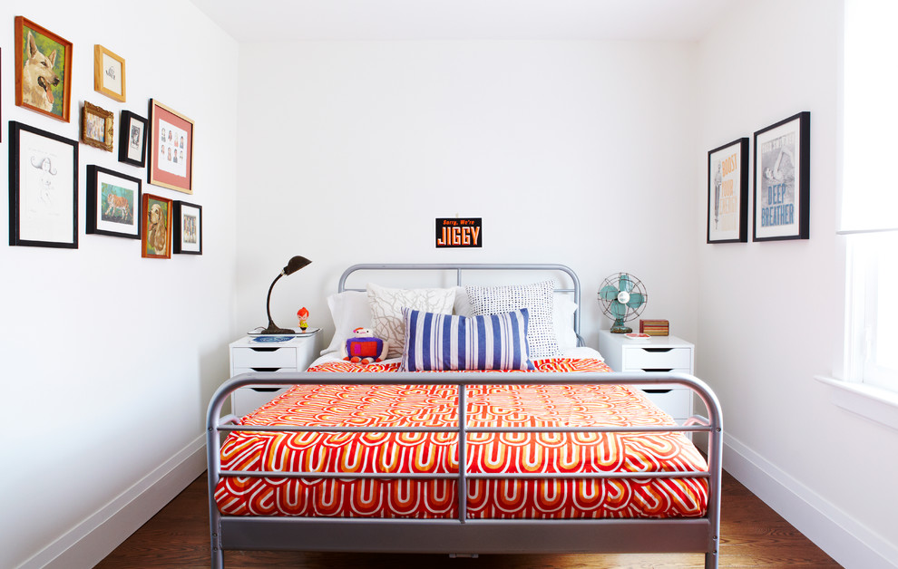 Foto di una piccola camera da letto design con pareti bianche, pavimento in legno massello medio e nessun camino