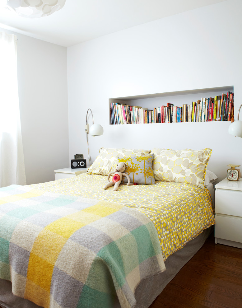 Foto de dormitorio contemporáneo con paredes blancas y suelo de madera en tonos medios