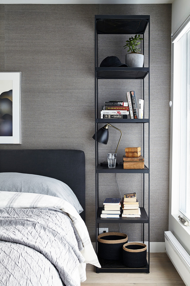 Imagen de dormitorio gris y negro contemporáneo con paredes grises y suelo de madera clara