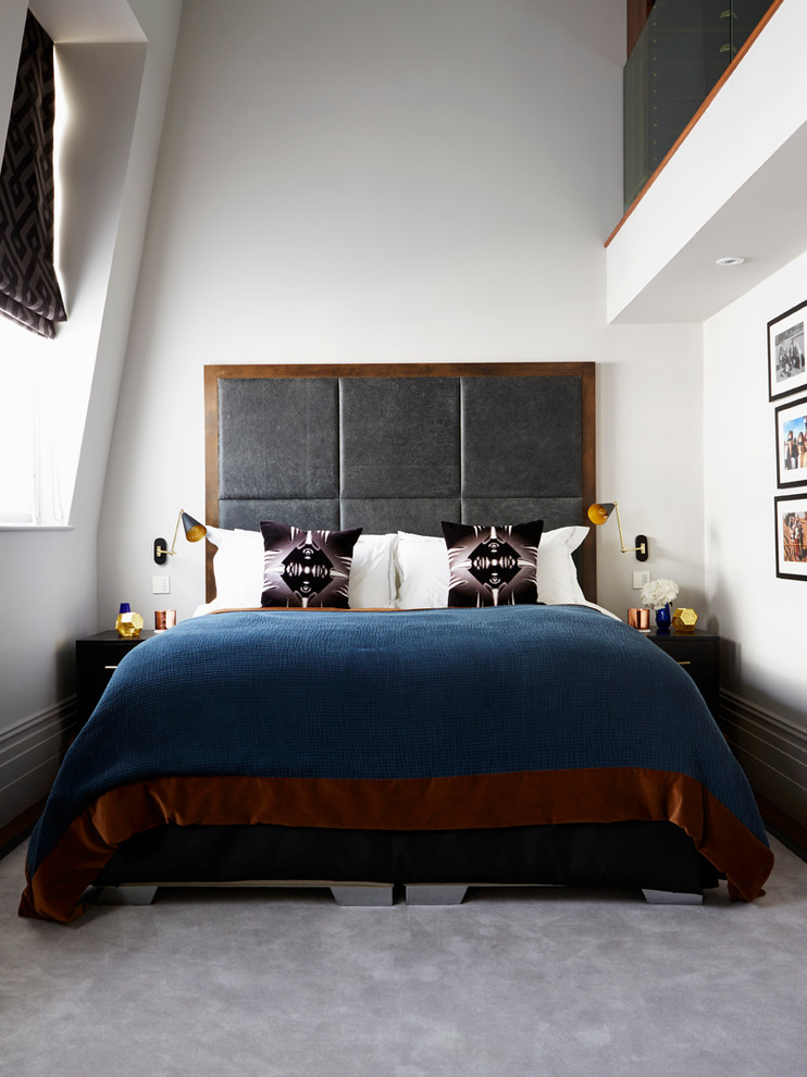 Идея дизайна: спальня на мансарде в современном стиле с белыми стенами и ковровым покрытием