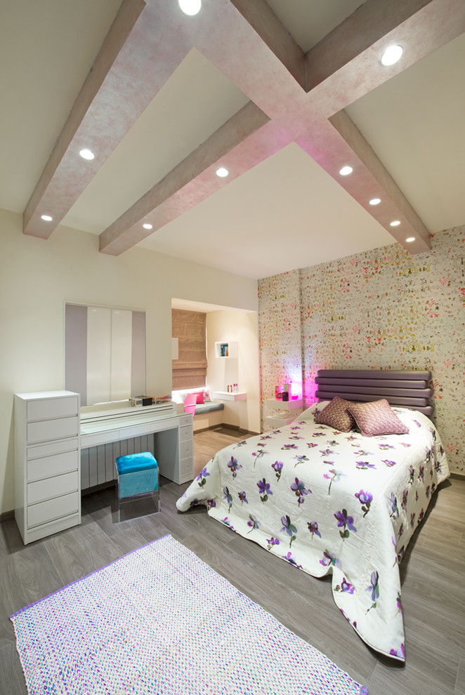 Foto de dormitorio actual con paredes multicolor