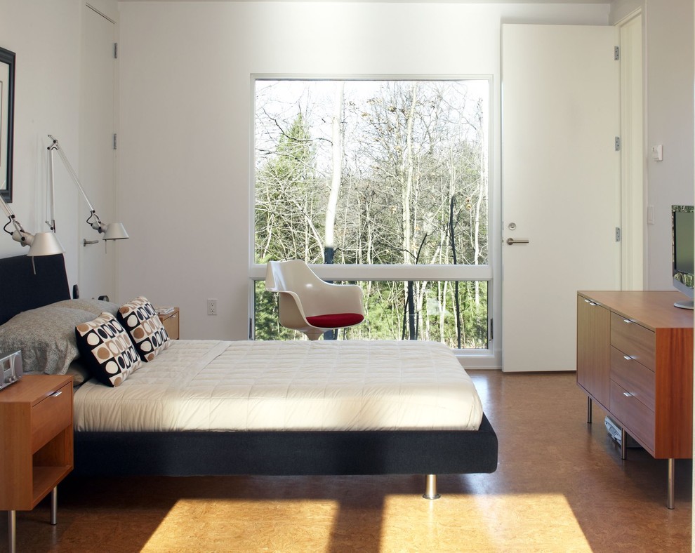 Пример оригинального дизайна: спальня в современном стиле с пробковым полом и белыми стенами