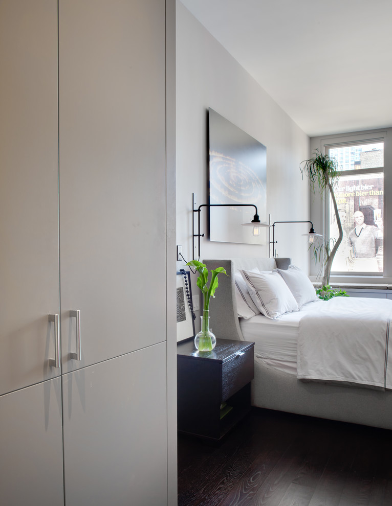 Источник вдохновения для домашнего уюта: серо-белая спальня в современном стиле с белыми стенами и темным паркетным полом