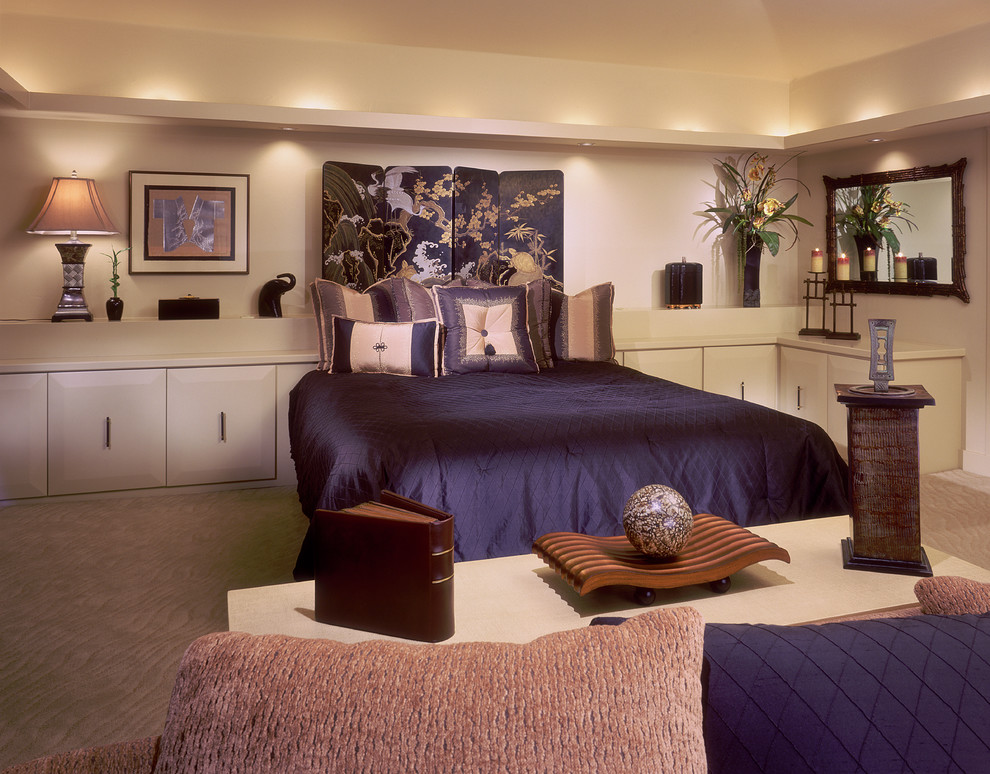 Großes Asiatisches Hauptschlafzimmer ohne Kamin mit beiger Wandfarbe, Teppichboden und braunem Boden in Orange County